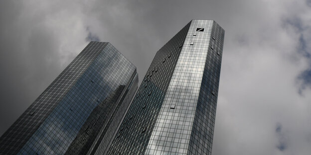 dunkle Wolken hängen über zwei Türmen mit dem Logo der Deutschen Bank _ Finanzkrise dunkle Wolken hängen über zwei Türmen mit dem Logo der Deutschen Bank _ Finanzkrise