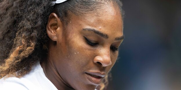 Serena Williams schaut nachdenklich auf den Boden Serena Williams schaut nachdenklich auf den Boden