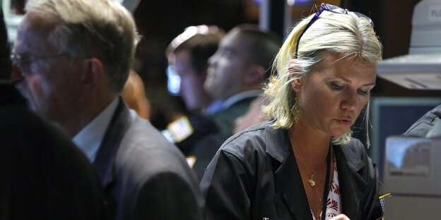Blonde Frau sitzt an der Wall Street Blonde Frau sitzt an der Wall Street
