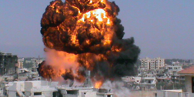 Bild einer Explosion mit einem großen Feuerball Bild einer Explosion mit einem großen Feuerball