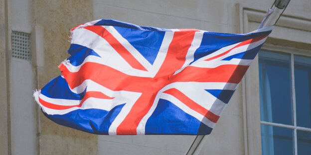 Eine britische Fahne weht im Wind Eine britische Fahne weht im Wind