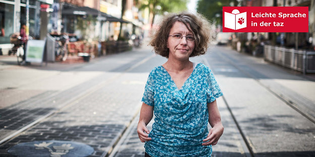 Katrin Langensiepen steht auf einer Straße Katrin Langensiepen steht auf einer Straße