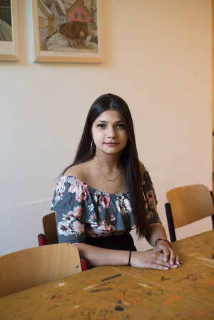 Shirin an einem Tisch sitzend Shirin an einem Tisch sitzend