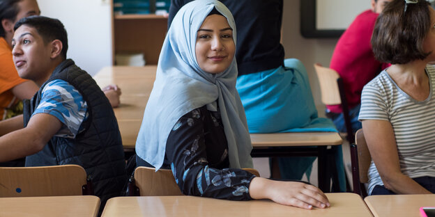 Rabia im Klassenzimmer, neben ihr sind MitschülerInnen Rabia im Klassenzimmer, neben ihr sind MitschülerInnen