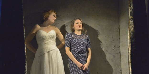 Ein Szenenfoto zeigt die Schauspielerinnen Natascha Heimes und Johanna Marx. Ein Szenenfoto zeigt die Schauspielerinnen Natascha Heimes und Johanna Marx.