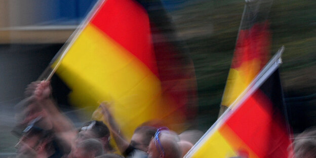 Deutschlandfahnen werden geschwenkt Deutschlandfahnen werden geschwenkt