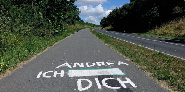 Menschenleerer Straßenzug in einer Stadt Menschenleerer Straßenzug in einer Stadt