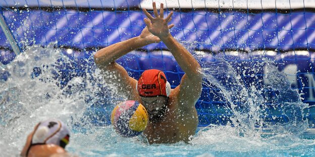 Ein Torwart beim Wasserball Ein Torwart beim Wasserball