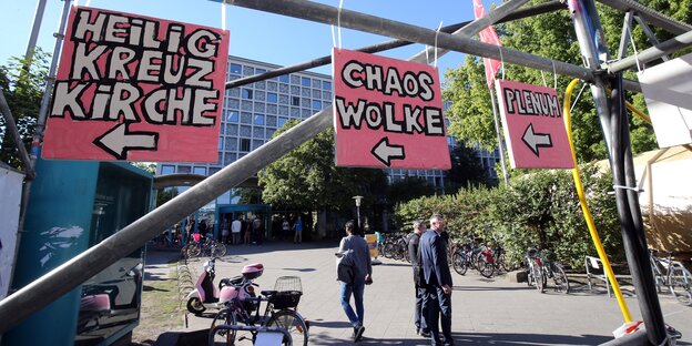 Schilder vor einem Gebäude Schilder vor einem Gebäude