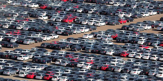Viele Autos auf einem Parkplatz Viele Autos auf einem Parkplatz