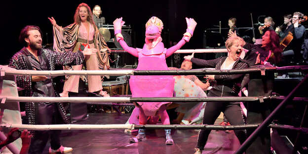 Ein pinkes Monster im Boxring Ein pinkes Monster im Boxring