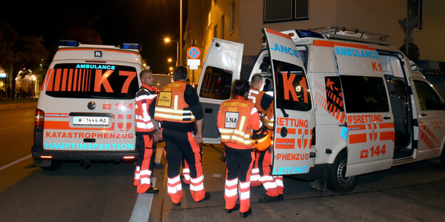 Ambulanzeinsatz vor einem Gefängnis Ambulanzeinsatz vor einem Gefängnis