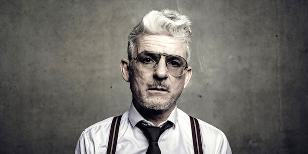 ein Mann blickt melancholisch in die Kamera ein Mann blickt melancholisch in die Kamera