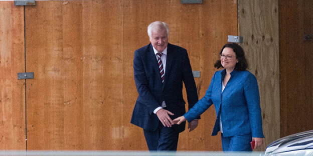 Horst Seehofer und Andrea Nahles gehen Hand in Hand aus einem Gebäude Horst Seehofer und Andrea Nahles gehen Hand in Hand aus einem Gebäude