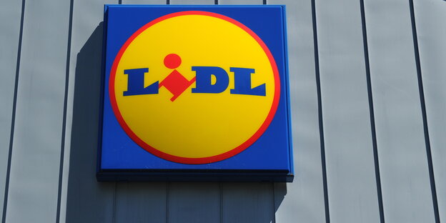 ein Lidl-Firmenschild ein Lidl-Firmenschild