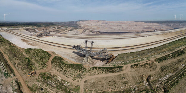 Ein Bagger arbeitet im Braunkohletagebau Hambach