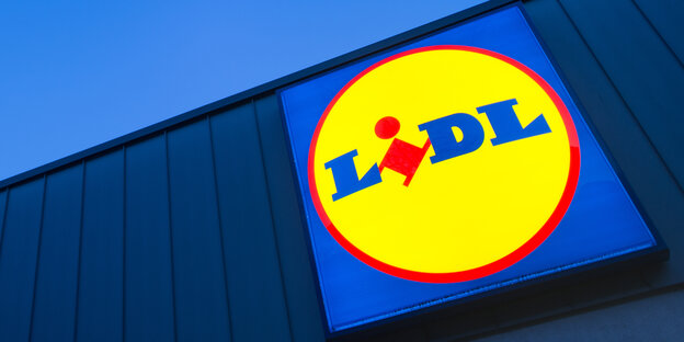 Ein Lidl-Schild auf einer Hauswand. Ein Lidl-Schild auf einer Hauswand.