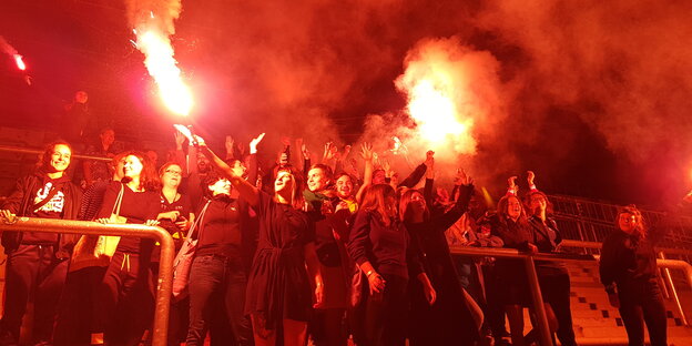 Frauen mit Bengalos in einer Fankurve. Frauen mit Bengalos in einer Fankurve.