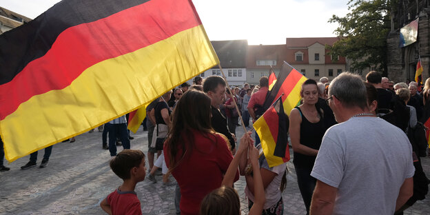 Demonstranten mit Deutschlandfahnen am Sonntag in Köthen. Demonstranten mit Deutschlandfahnen am Sonntag in Köthen.