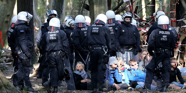 Polizisten räumen den Hambacher Forst Polizisten räumen den Hambacher Forst