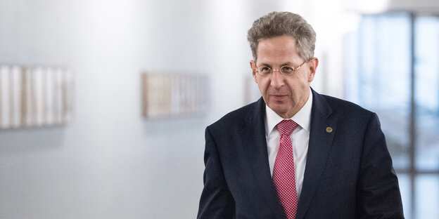 Verfassungsschutzchef Hans Georg Maaßen sitzt neben Innenminister Seehofer Verfassungsschutzchef Hans Georg Maaßen sitzt neben Innenminister Seehofer