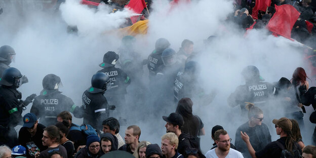 Polizisten sind bei der Demonstration „G20 Welcome to hell“ im Einsatz Polizisten sind bei der Demonstration „G20 Welcome to hell“ im Einsatz