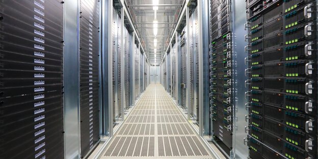 Raum mit Datenservern Raum mit Datenservern
