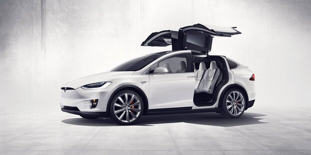 Das Tesla Model X, ein breite SUV, öffnet seine Flügeltüren Das Tesla Model X, ein breite SUV, öffnet seine Flügeltüren