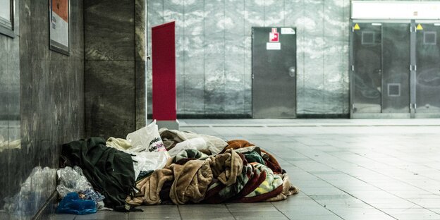 Obdachloser im Schlafsack im Bahnhof Obdachloser im Schlafsack im Bahnhof