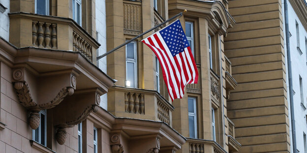Die US-Flagge weht an der Botschaft der USA in Moskau Die US-Flagge weht an der Botschaft der USA in Moskau