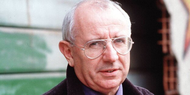 Ein Mann mit Halbglatze und Brille Ein Mann mit Halbglatze und Brille