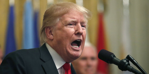 Der US-Präsident spricht in ein Mikrofon Der US-Präsident spricht in ein Mikrofon
