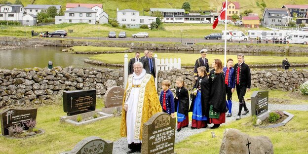 Dänische Prinzessinnen und Prinzen mit einem Geistlichen auf einem Friedhof Dänische Prinzessinnen und Prinzen mit einem Geistlichen auf einem Friedhof
