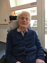 Eine sehr alte Frau mit blauer Strickjacke Eine sehr alte Frau mit blauer Strickjacke