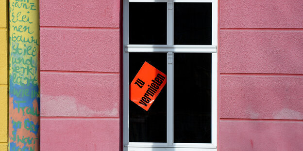 In einem Fenster hängt ein Schild auf dem steht: "Zu vermieten" In einem Fenster hängt ein Schild auf dem steht: "Zu vermieten"
