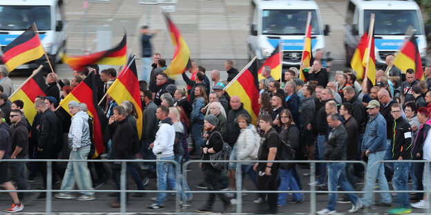 Rechte mit Deutschlandflaggen in Chemnitz Rechte mit Deutschlandflaggen in Chemnitz