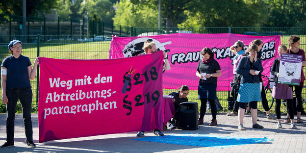 Mitglieder des Thüringer Frauen*kampftagsbündnisses protestieren vor der Eröffnung des 121. Deutscher Ärztetages gegen den Abtreibungsparagraphen 219a Mitglieder des Thüringer Frauen*kampftagsbündnisses protestieren vor der Eröffnung des 121. Deutscher Ärztetages gegen den Abtreibungsparagraphen 219a