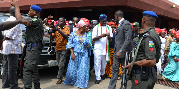 Vor der PDP-Parteizentrale in Abuja, Nigeria, stehen potentielle Wahlkämpferinnen Vor der PDP-Parteizentrale in Abuja, Nigeria, stehen potentielle Wahlkämpferinnen