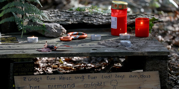 Kerzen stehen an der Unfallstelle im Hambacher Forst.