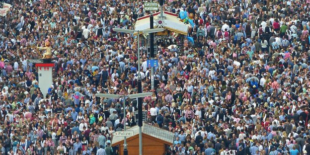 Menschenmengen und Hütten auf dem Oktoberfest Menschenmengen und Hütten auf dem Oktoberfest
