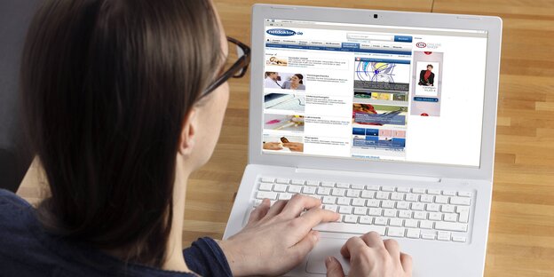 Gesundheit per Google: Ein junge Frau sitzt vor einem Laptop und schaut sich medizinische Webseiten an Gesundheit per Google: Ein junge Frau sitzt vor einem Laptop und schaut sich medizinische Webseiten an