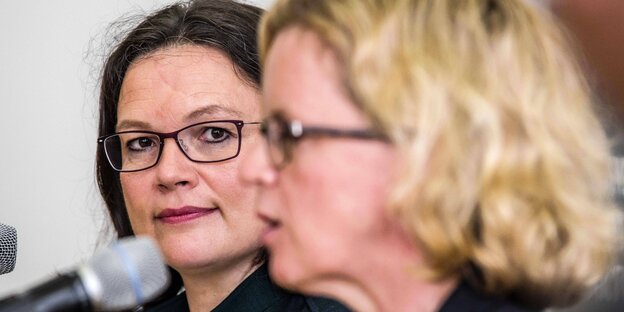 Andrea Nahles schaut zu Natascha Kohnen, die ins Mikrofon spricht.