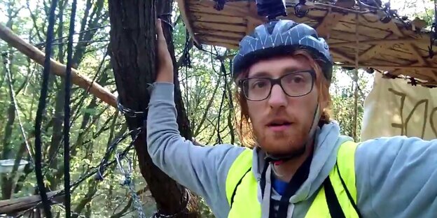 Journalist Steffen Meyn auf einem Baumhaus im Hambacher Forst Journalist Steffen Meyn auf einem Baumhaus im Hambacher Forst
