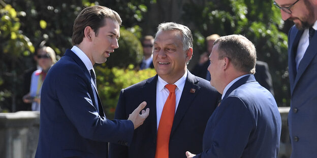 Sebastian Kurz, Viktor Orban und Lars Lokke Rasmussen unterhalten sich Sebastian Kurz, Viktor Orban und Lars Lokke Rasmussen unterhalten sich