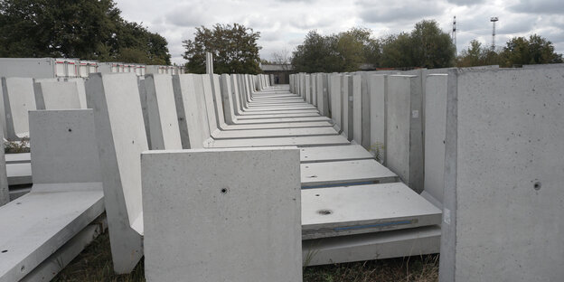 Betonplatten stehen nebeneinander Betonplatten stehen nebeneinander