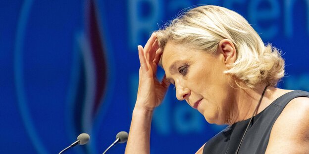Marine Le Pen mit Hand am Kopf Marine Le Pen mit Hand am Kopf