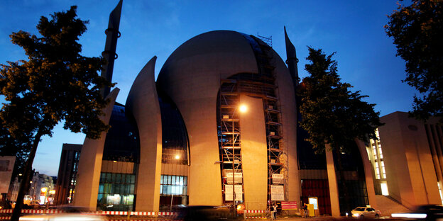 Die Ditib-Zentralmoschee in Köln im Abendlicht