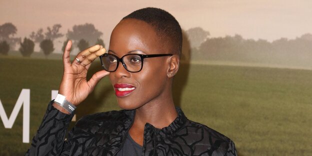 Florence Kasumba rückt ihre Brille zurecht Florence Kasumba rückt ihre Brille zurecht