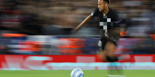 Verzerrte Darstellung des Spieler Neymar in Bewegung Verzerrte Darstellung des Spieler Neymar in Bewegung
