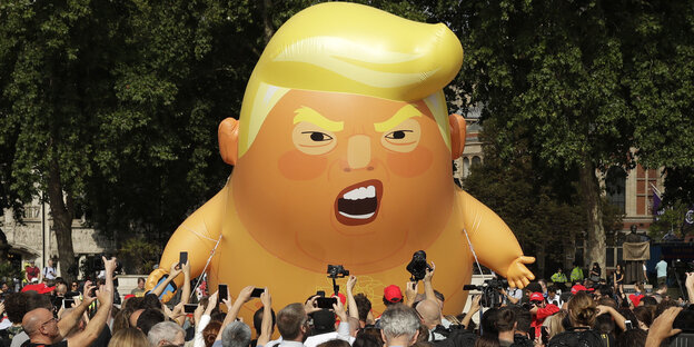 Ein riesiger Ballon, der aussieht wie Donald Trump als Baby Ein riesiger Ballon, der aussieht wie Donald Trump als Baby